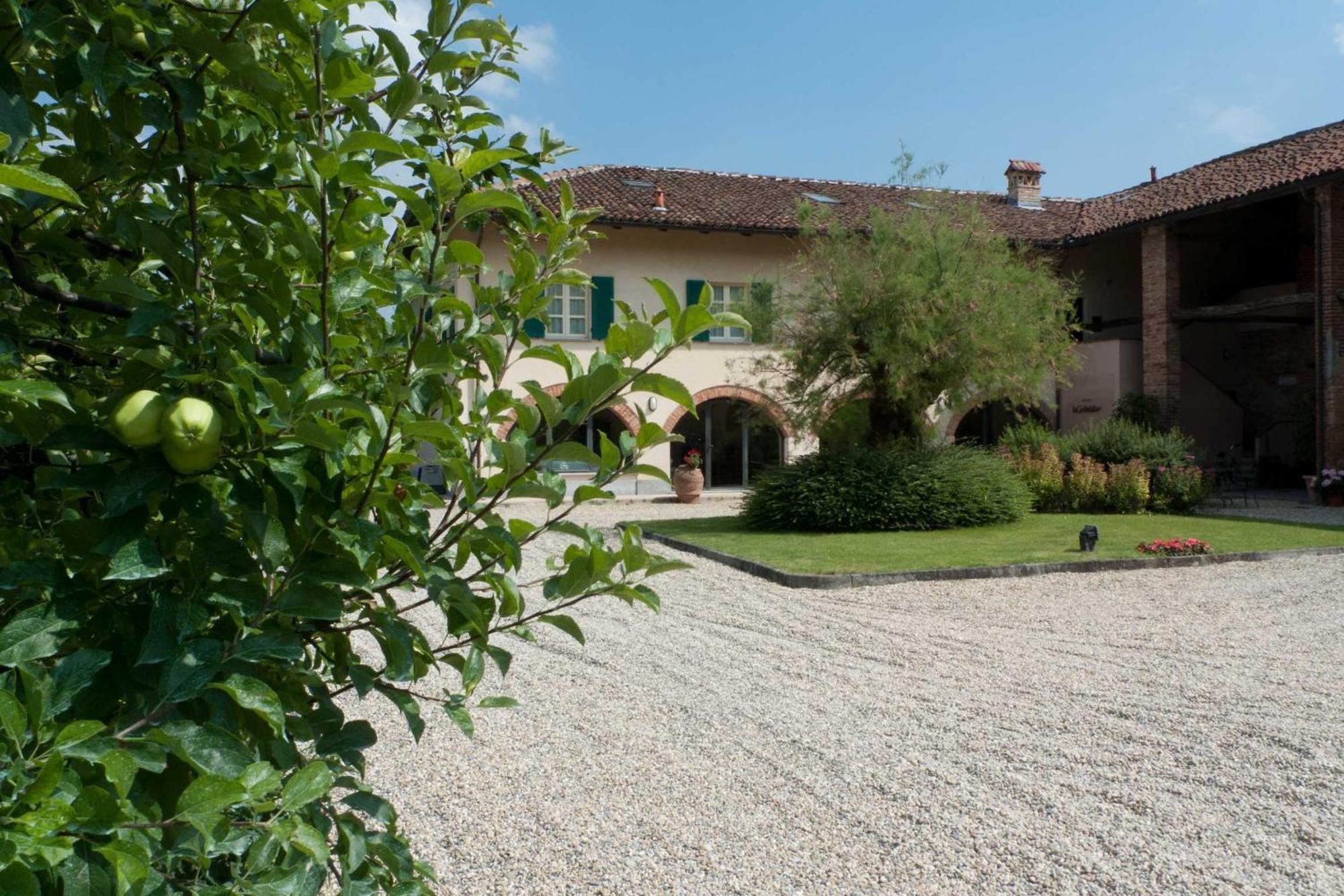 Farm stay La Giribaldina Winery & Farmhouse Calamandrana